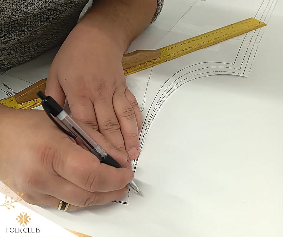 Twórcy Folk Club w pracowni — ręczne szycie i projektowanie