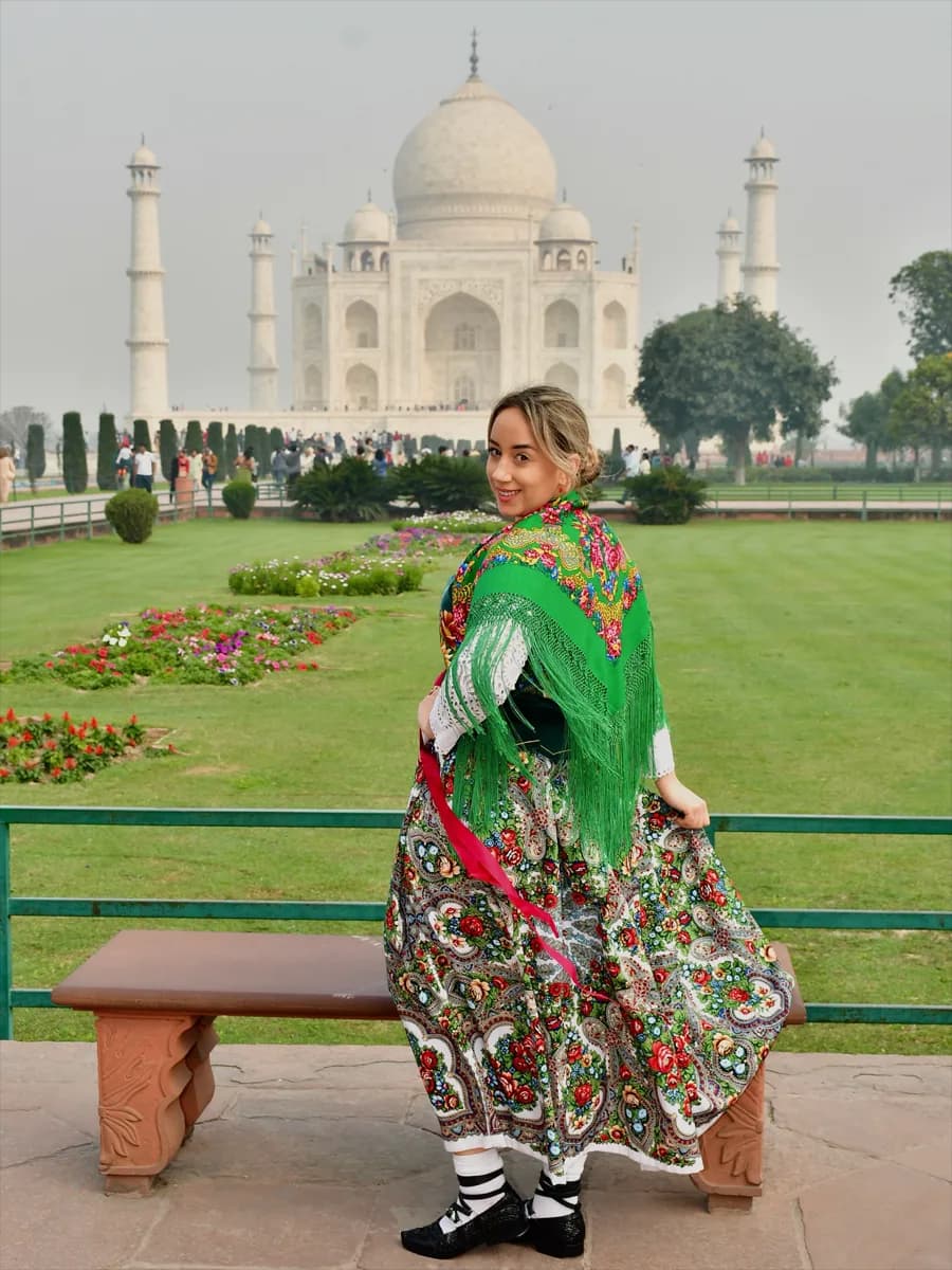 Klientka Folk Club w stroju folkowym przy Tadż Mahal