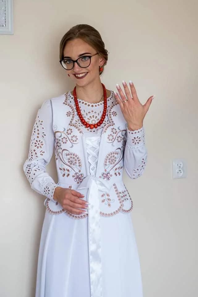 Klientka Folk Club w białym stroju ślubnym z haftem