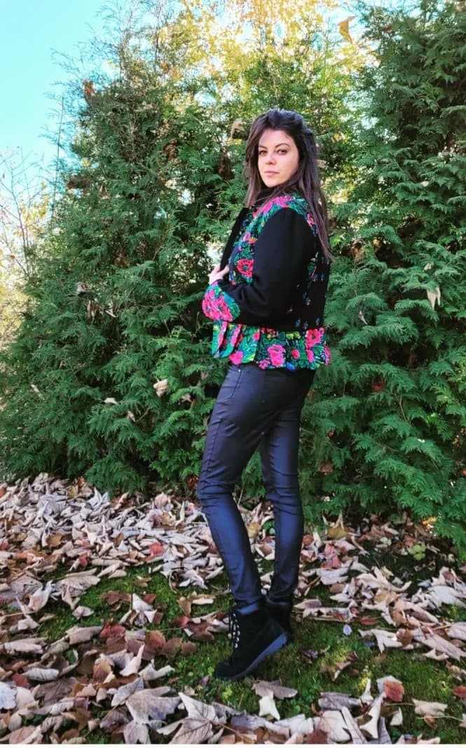 Klientka Folk Club w folkowej bluzie w ogrodzie