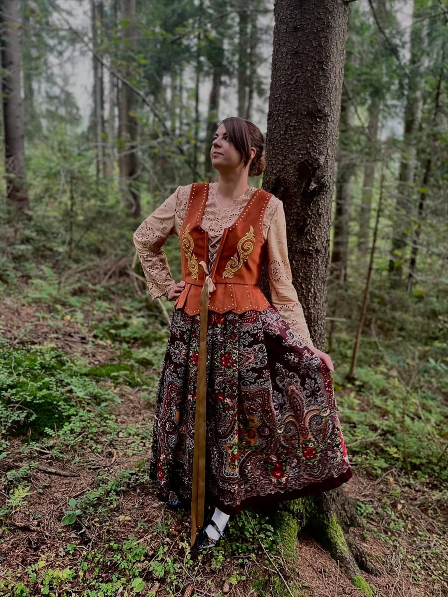 Klientka Folk Club w lesie w gorsecie i spódnicy