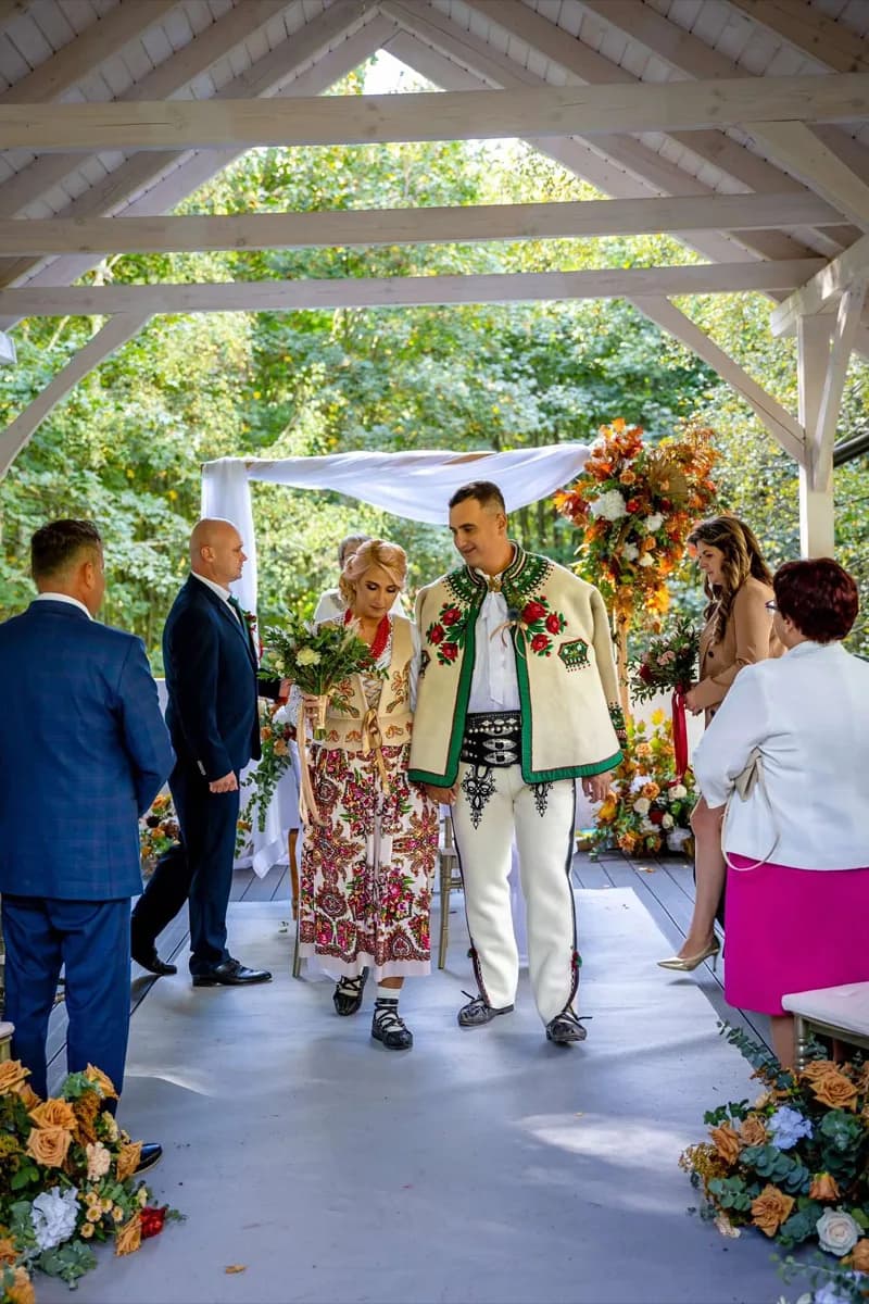 Para młoda w strojach folkowych Folk Club