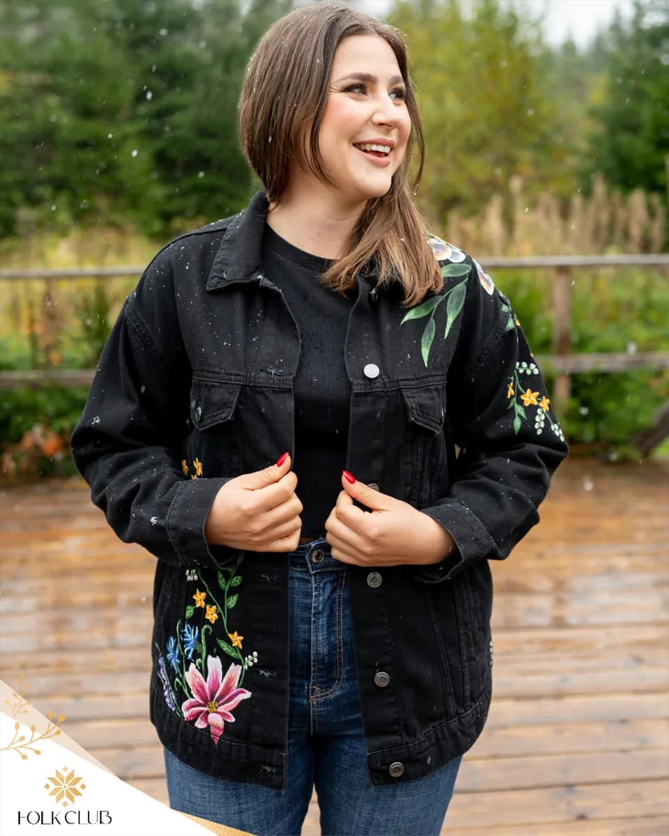 Klientka Folk Club w kurtce z folkowym haftem