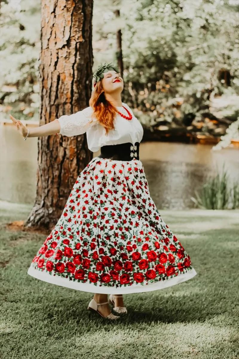 Klientka Folk Club w spódnicy z różami