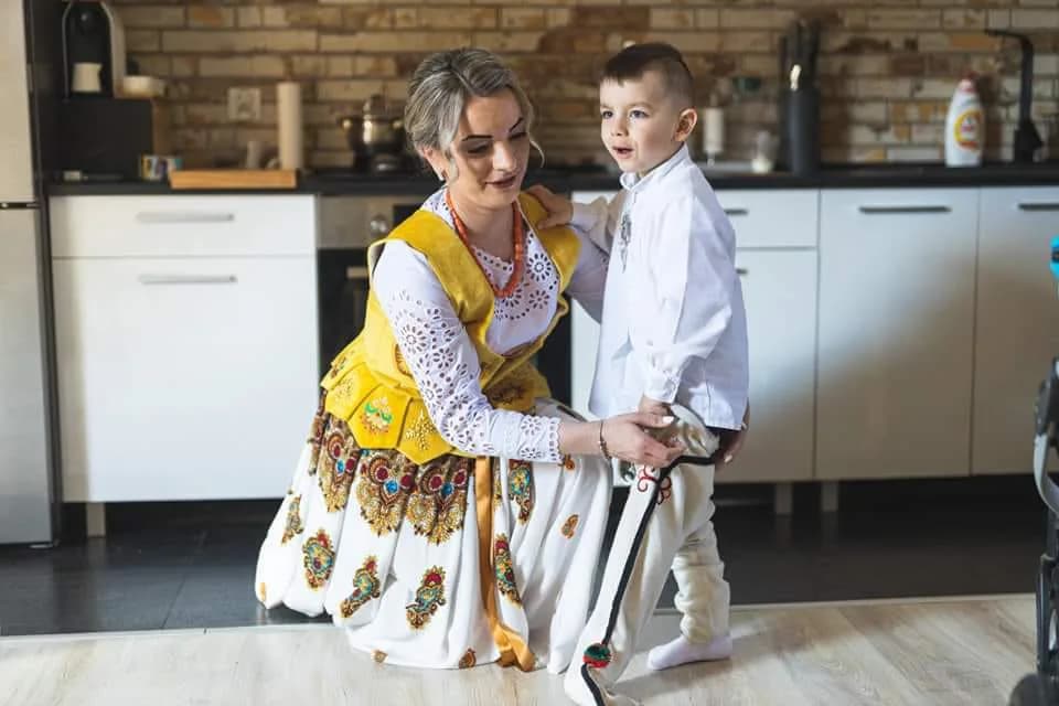 Klientka Folk Club z synem w strojach folkowych