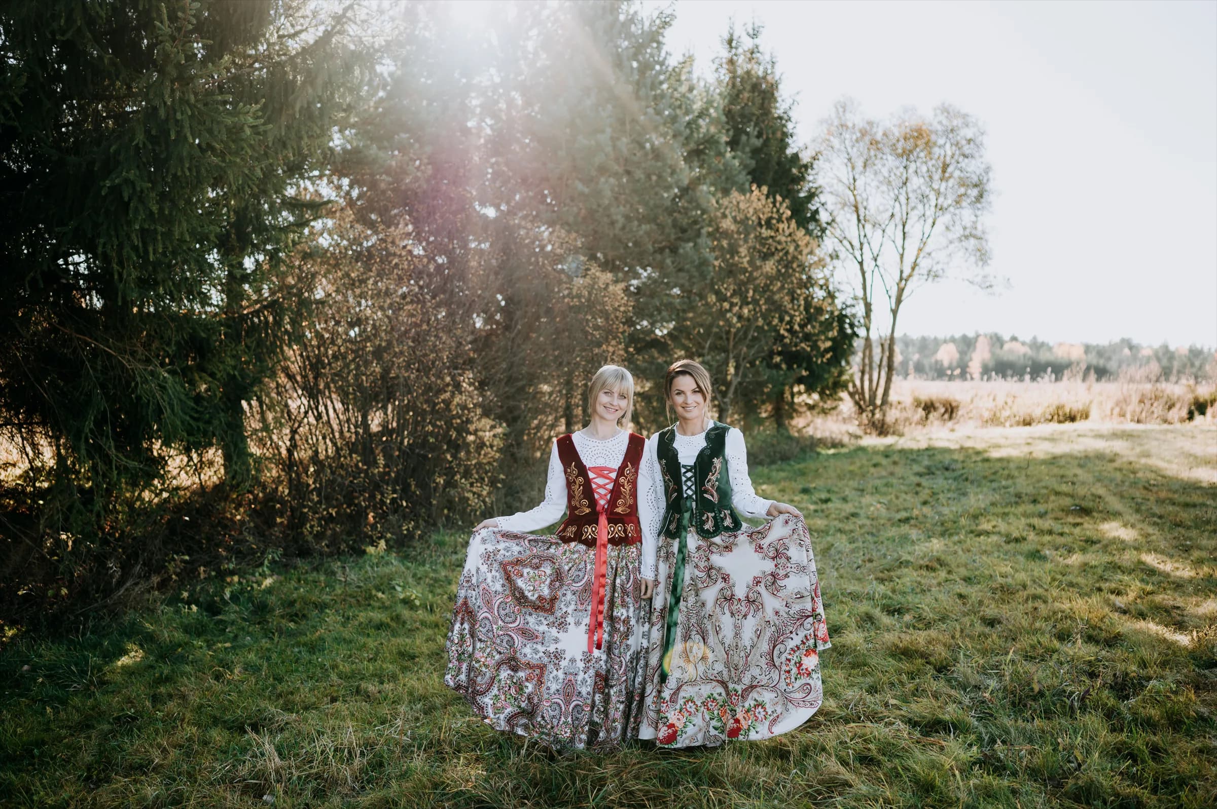 Tradycyjny strój ludowy — haftowana suknia regionalna