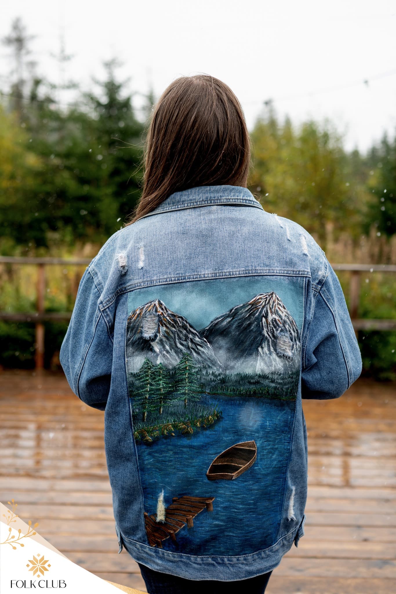 Kurtka jeansowa — ręcznie malowany pejzaż górski