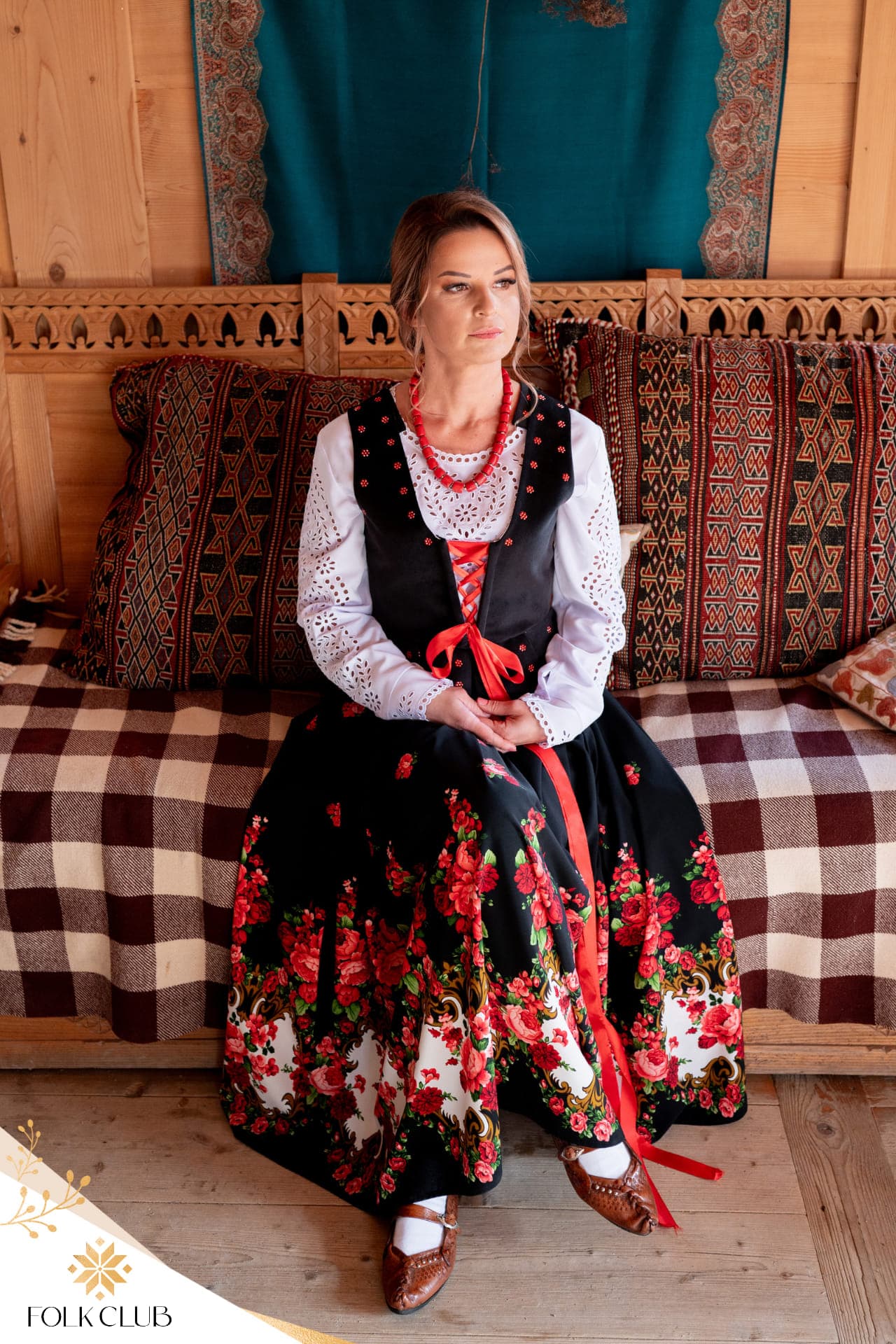 Spódnica z motywem róż — czarna, wzór folkowy