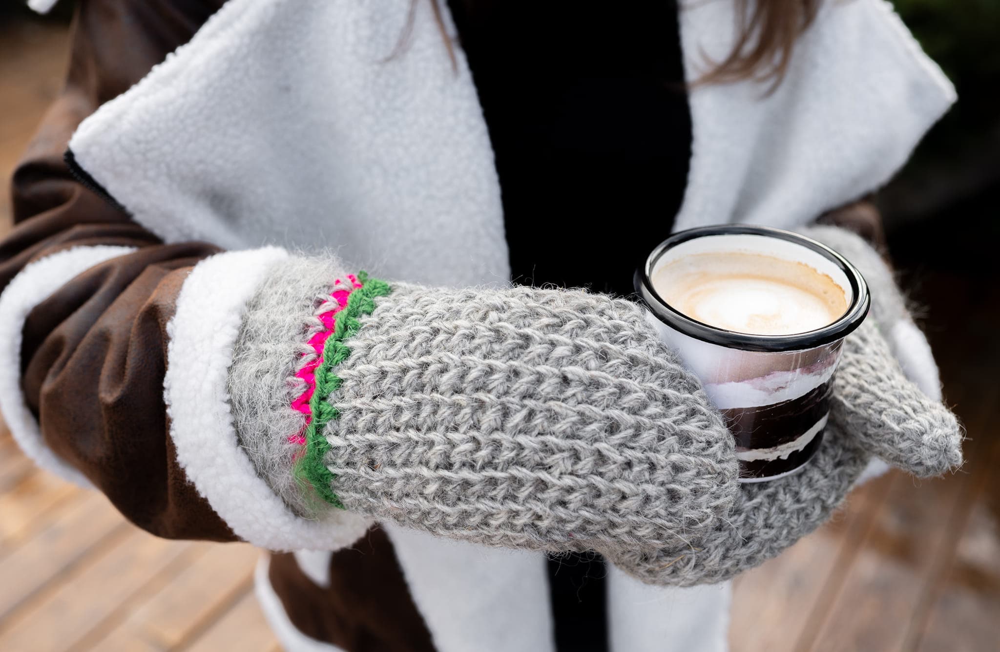 Rękawiczki wełniane — szare lub beżowe, z kolorowym wykończeniem