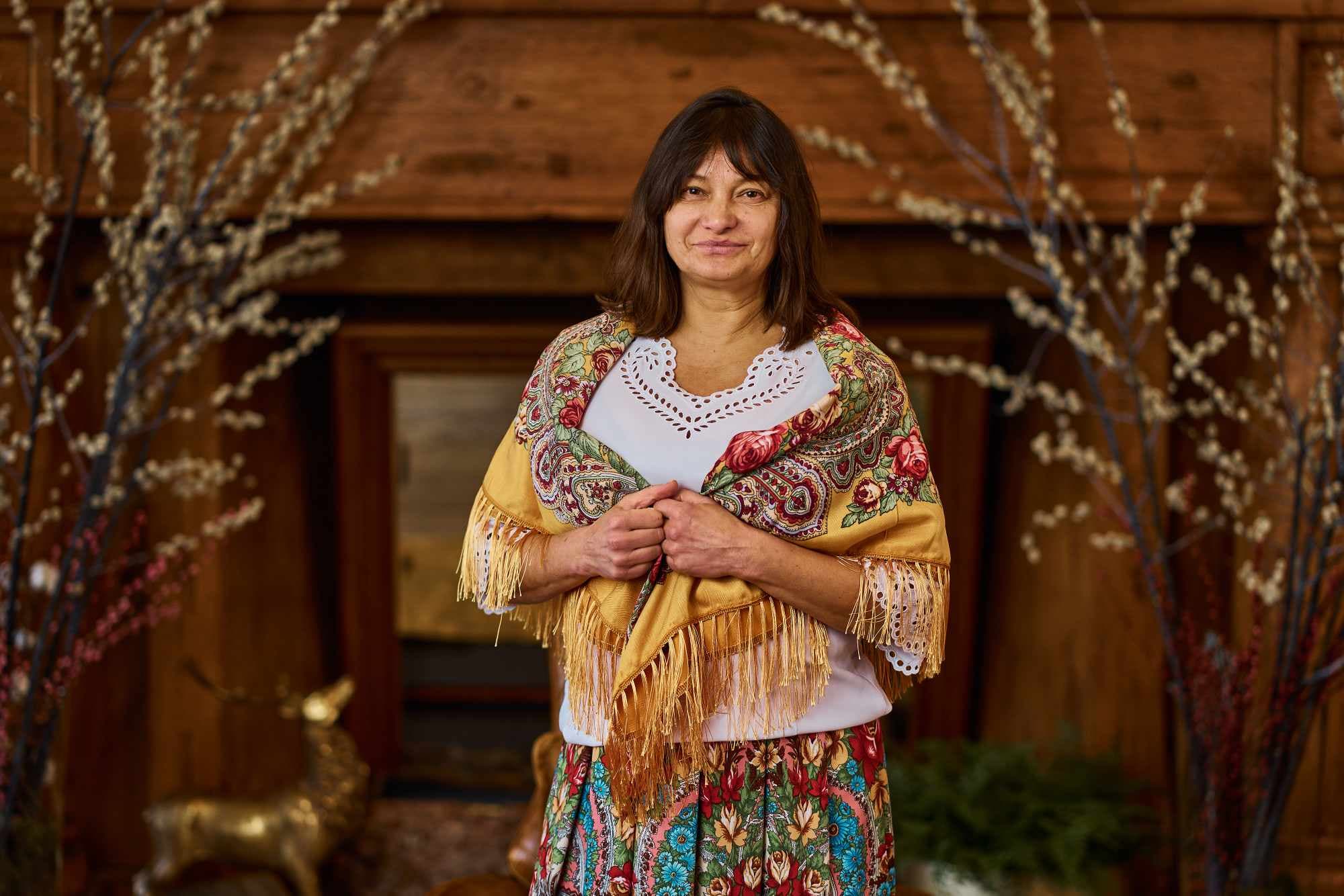 Chusta folkowa — musztardowa, kwiaty i paisley