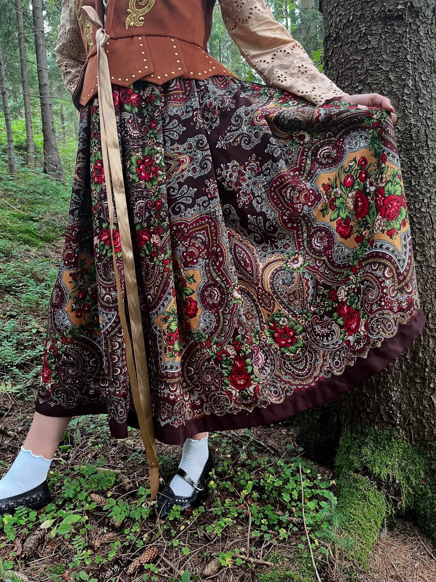 Spódnica folkowa — brązowa, kwiaty i paisley