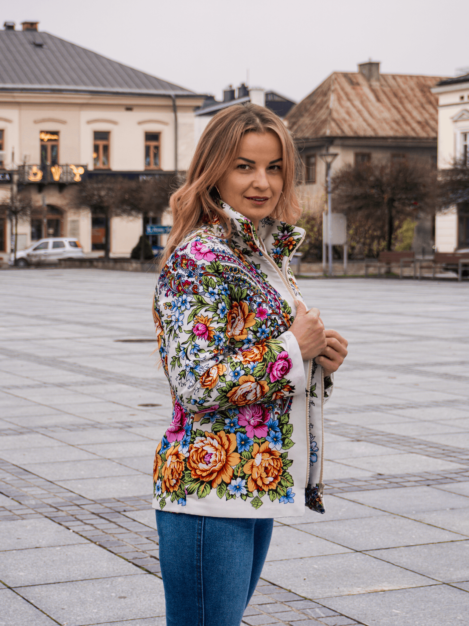 Kurtka folkowa z chusty — beżowa, kwiaty, wełna impregnowana