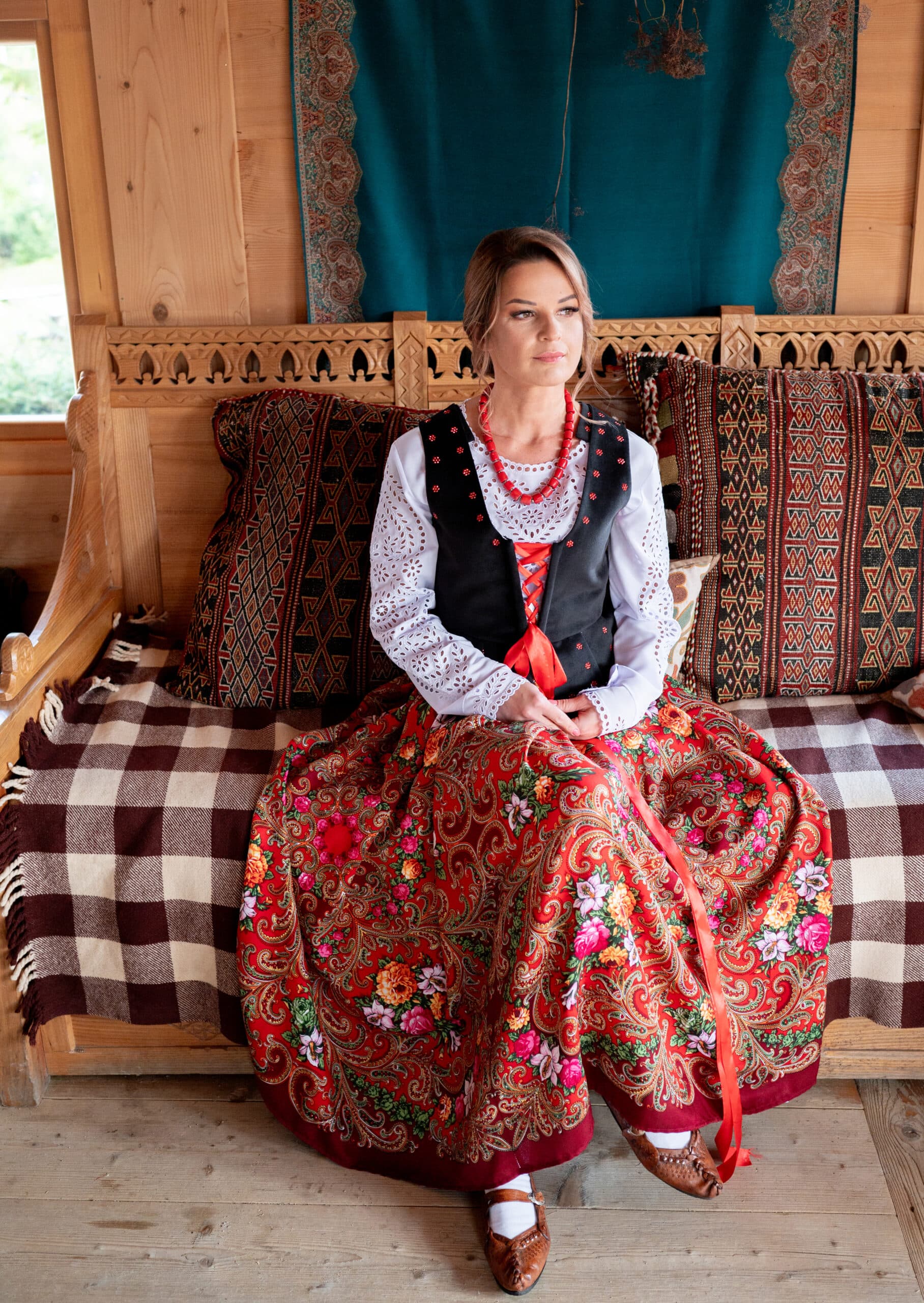 Gorset podhalański welurowy — czarny, zdobiony cyrkoniami