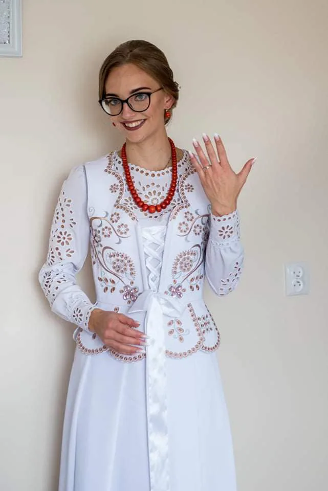 Klientka Folk Club w białym stroju ślubnym z haftem