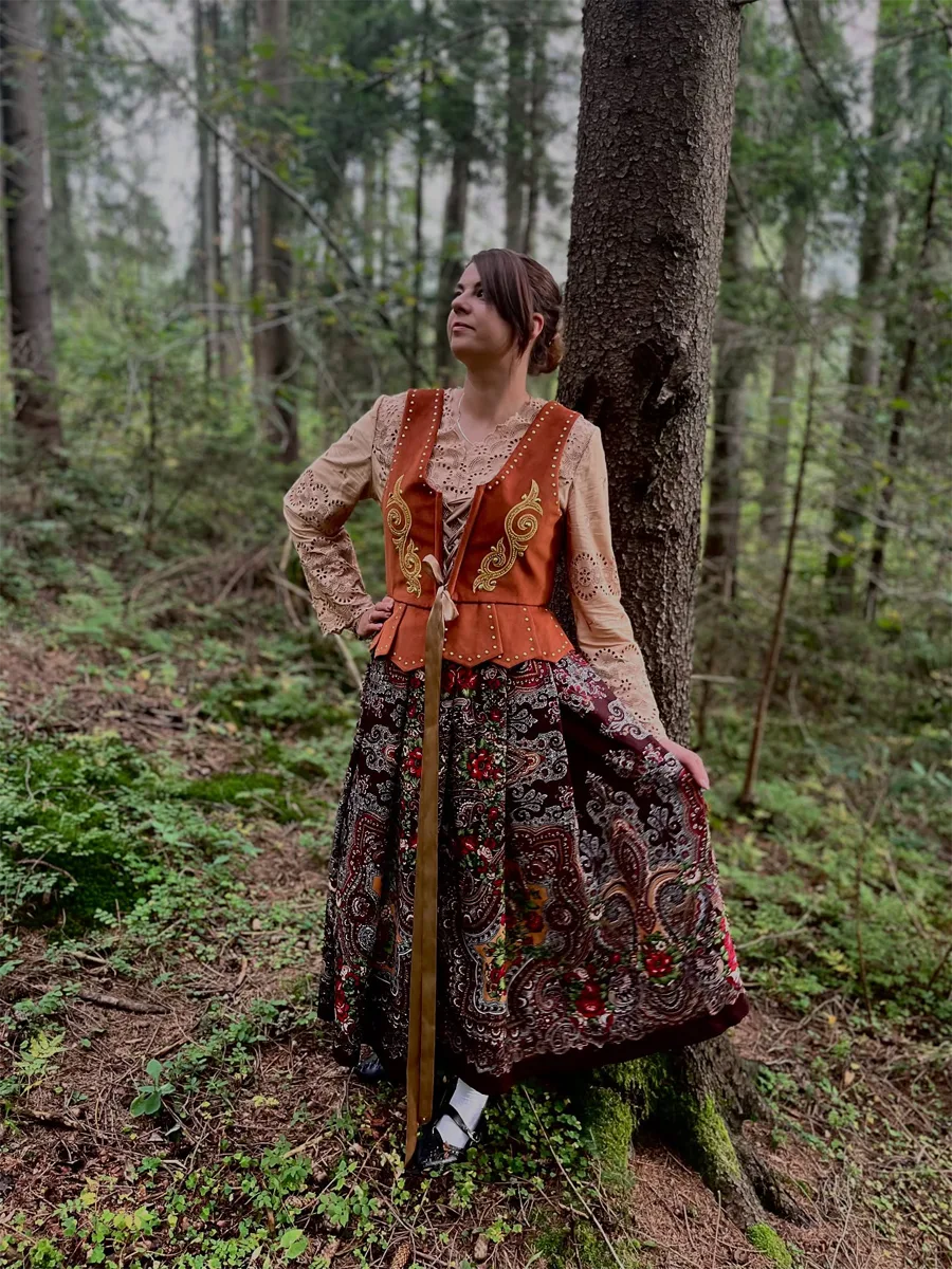 Klientka Folk Club w lesie w gorsecie i spódnicy