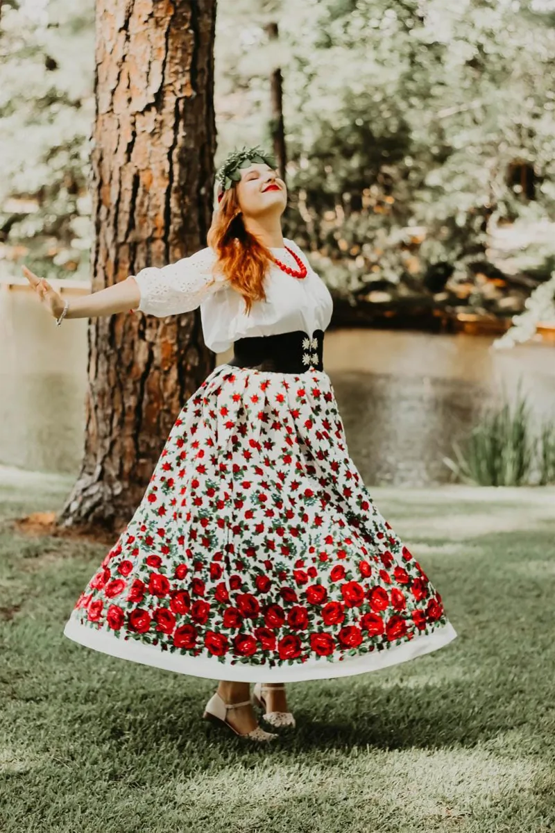 Klientka Folk Club w spódnicy z różami
