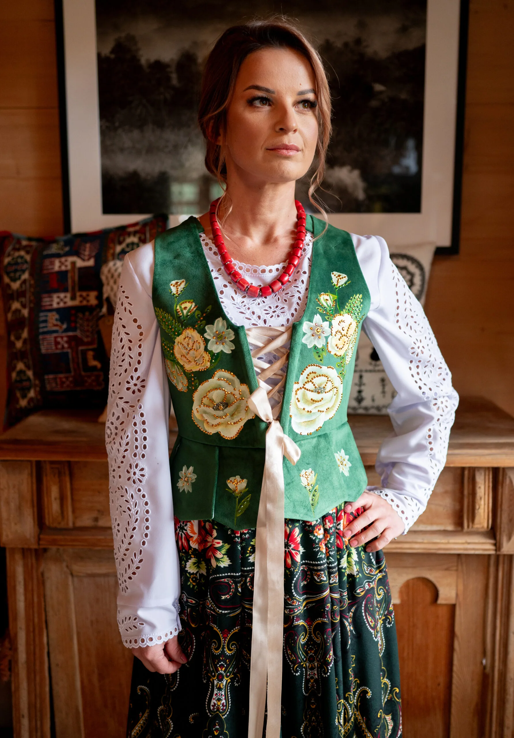 Gorset góralski ręcznie malowany — róże i tulipany