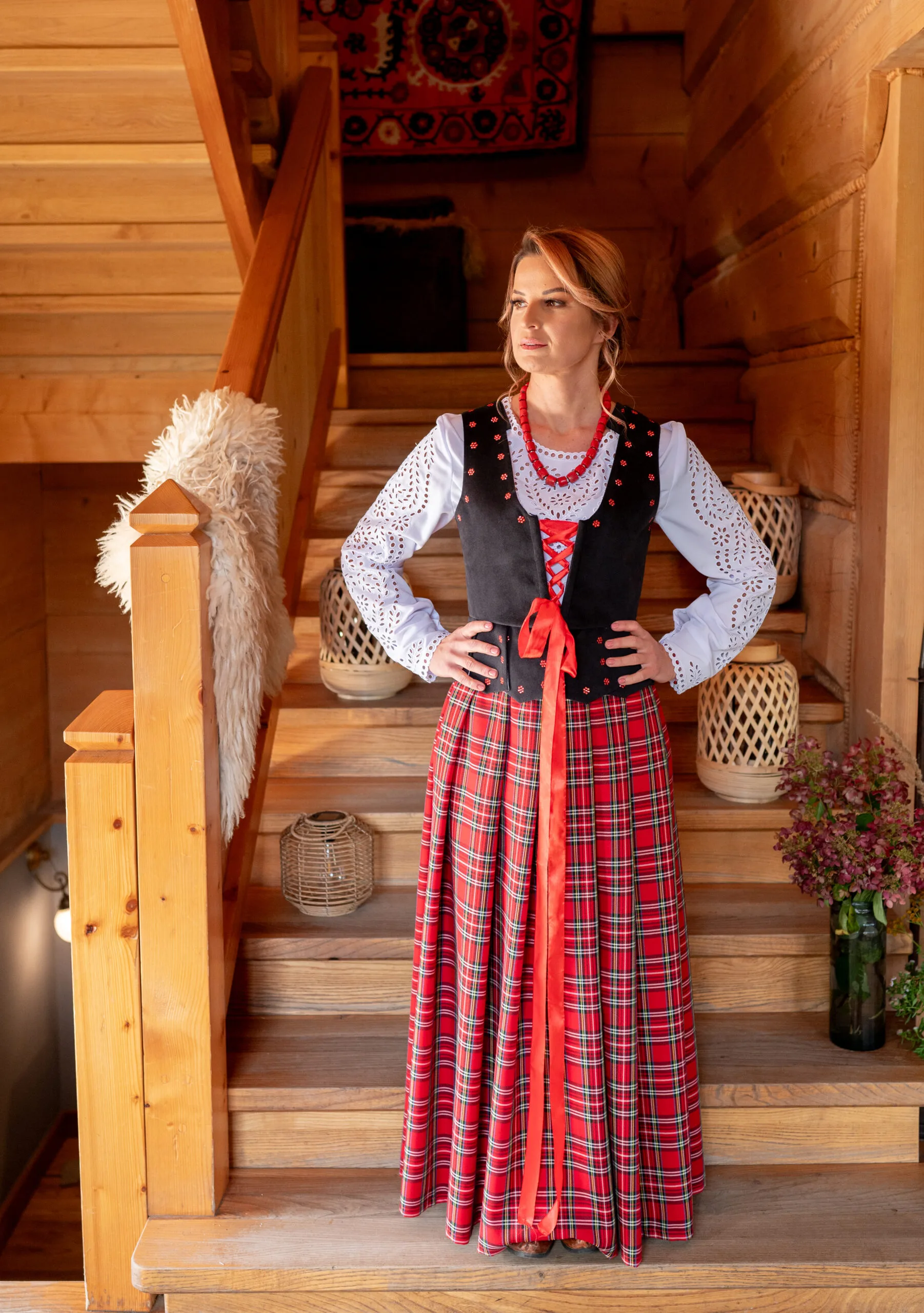 Spódnica folk w kratę — czerwona