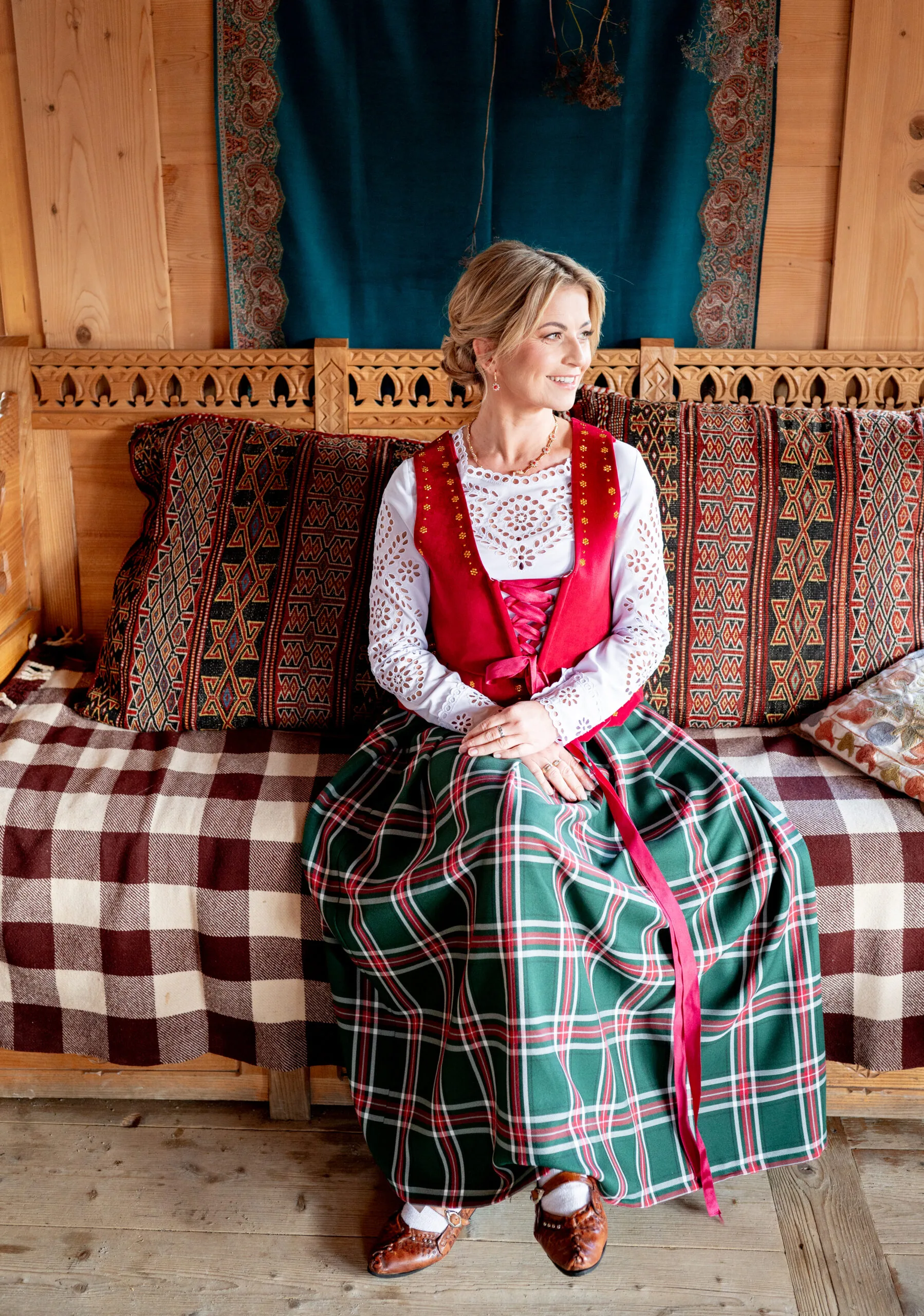 Spódnica folk w kratę — zielona z czerwienią