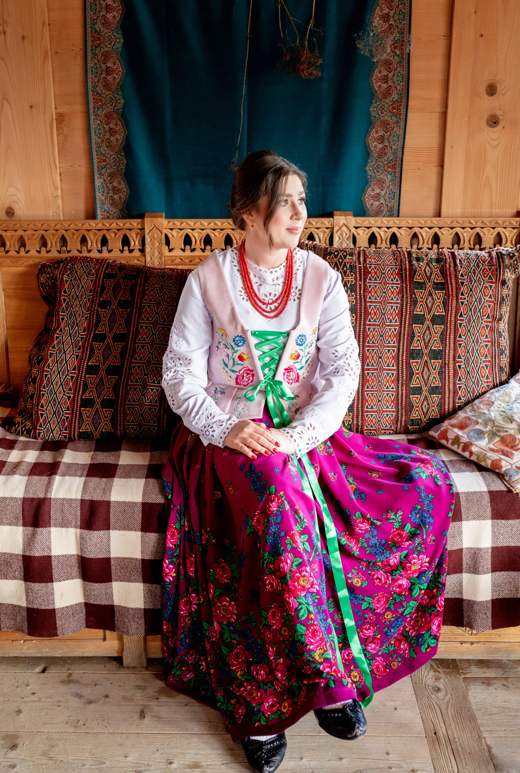 Spódnica góralska w róże — różowa z pnącą koroną