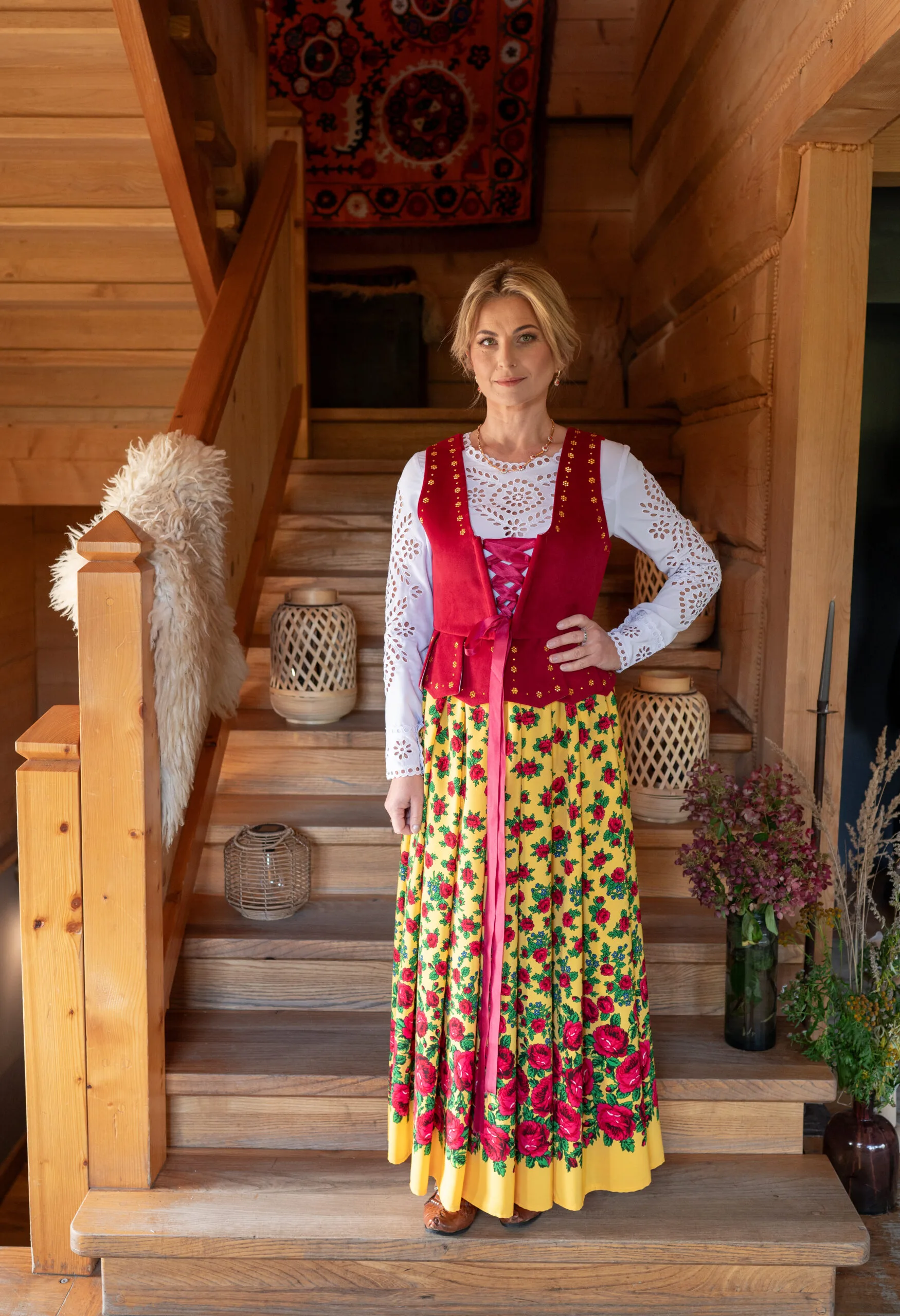 Spódnica góralska w róże — żółta z koroną