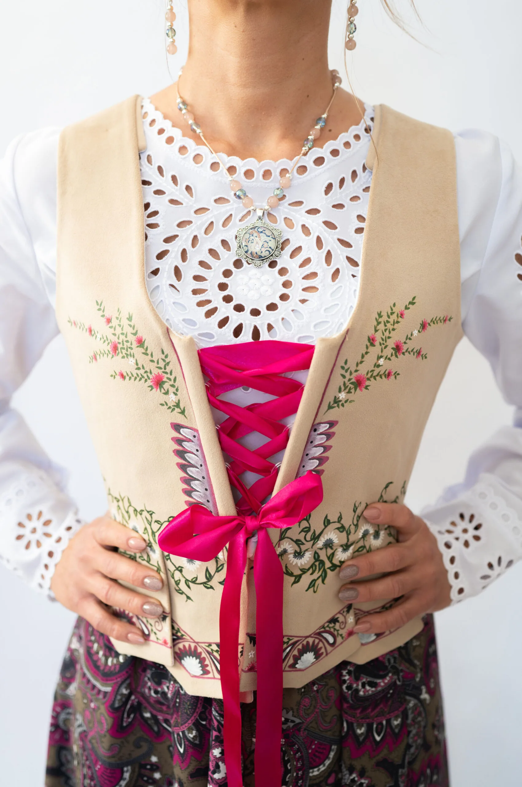 Gorset góralski ręcznie malowany — leśne ornamenty
