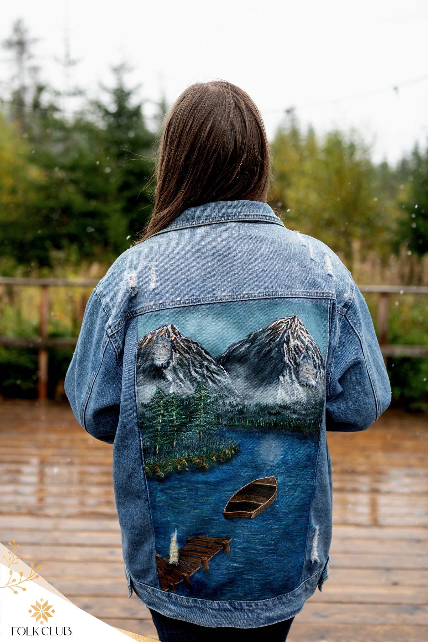 Kurtka jeansowa — ręcznie malowany pejzaż górski
