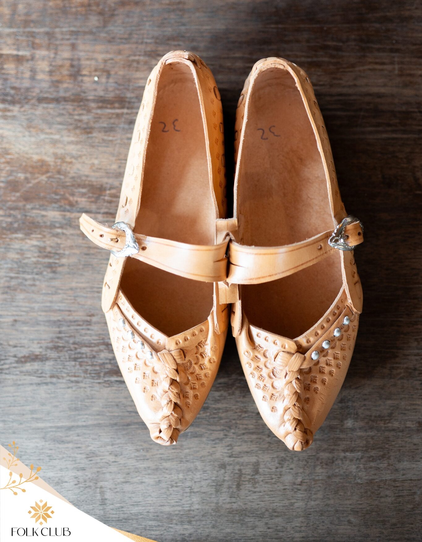 Kierpce podhalańskie — skóra naturalna, kolor beżowy