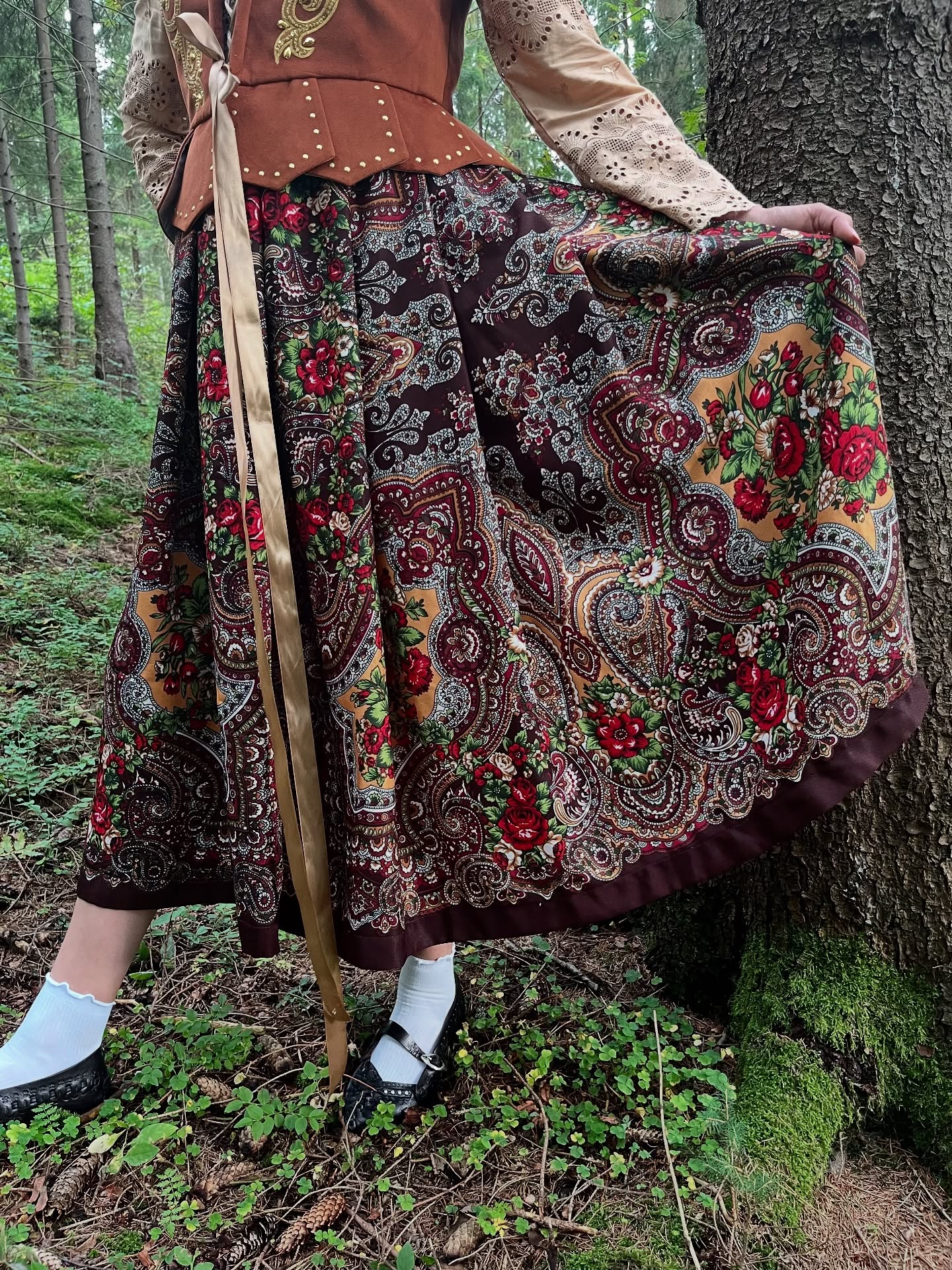 Spódnica folkowa — brązowa, kwiaty i paisley