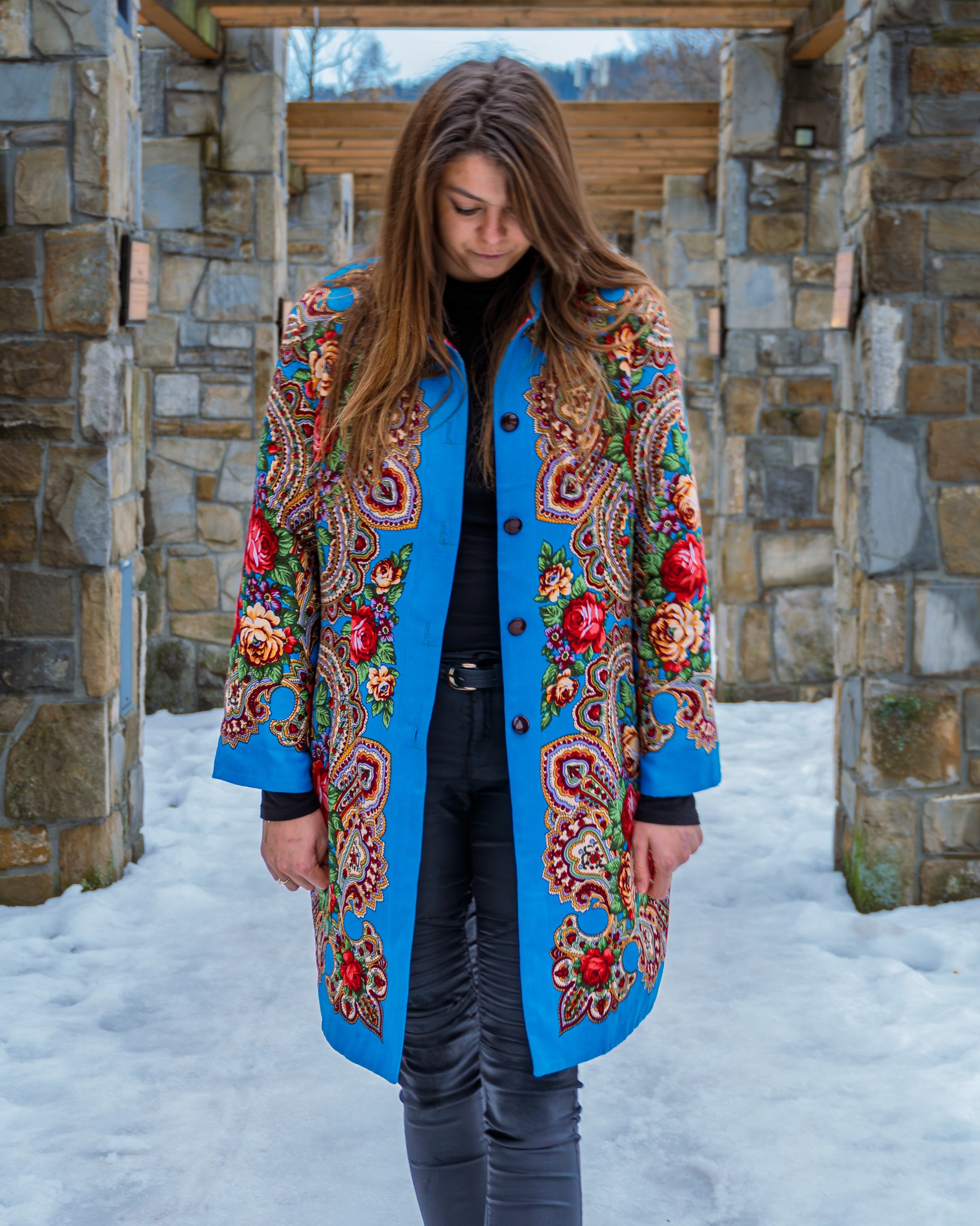 Płaszcz folkowy z chusty — błękitny, kwiaty i paisley