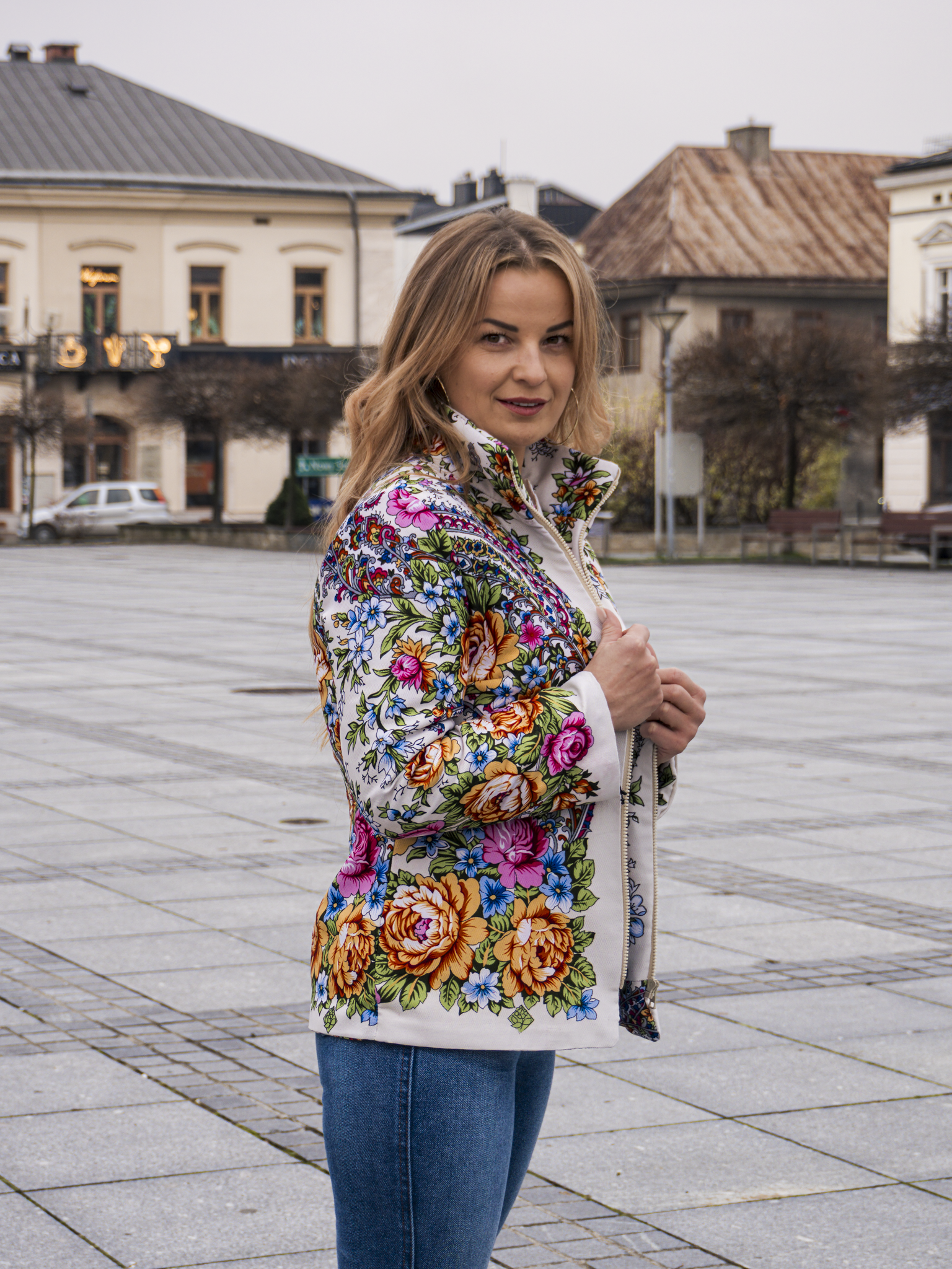 Kurtka folkowa z chusty — beżowa, kwiaty, wełna impregnowana