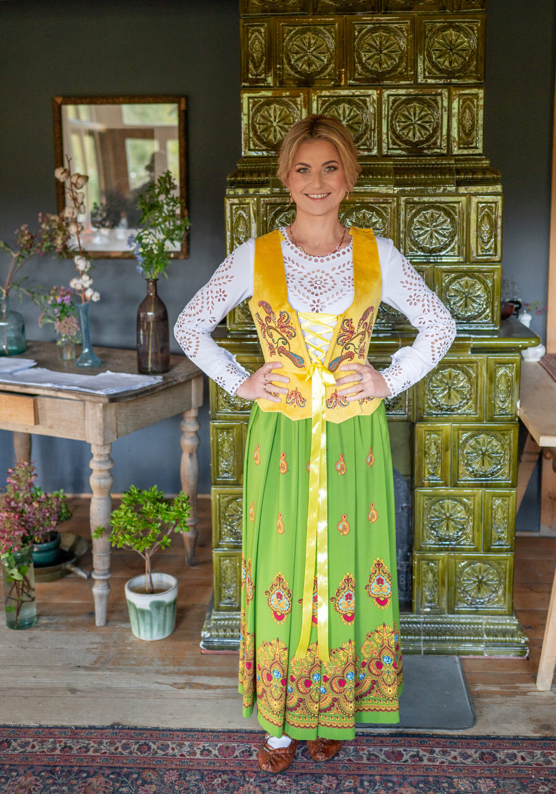 Spódnica folkowa — jasnozielona, wzór „korona"