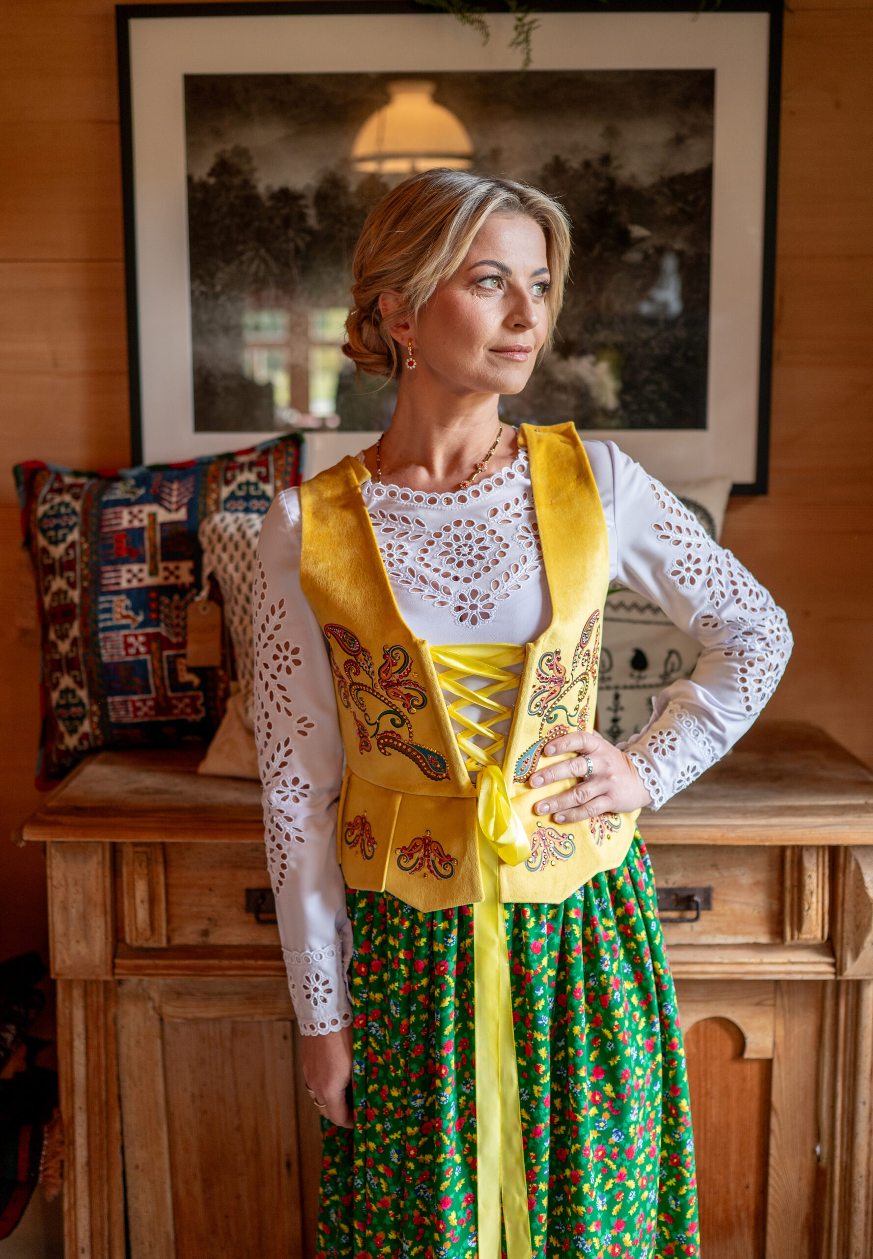 Gorset podhalański welurowy — żółty, nadruk paisley z cyrkoniami