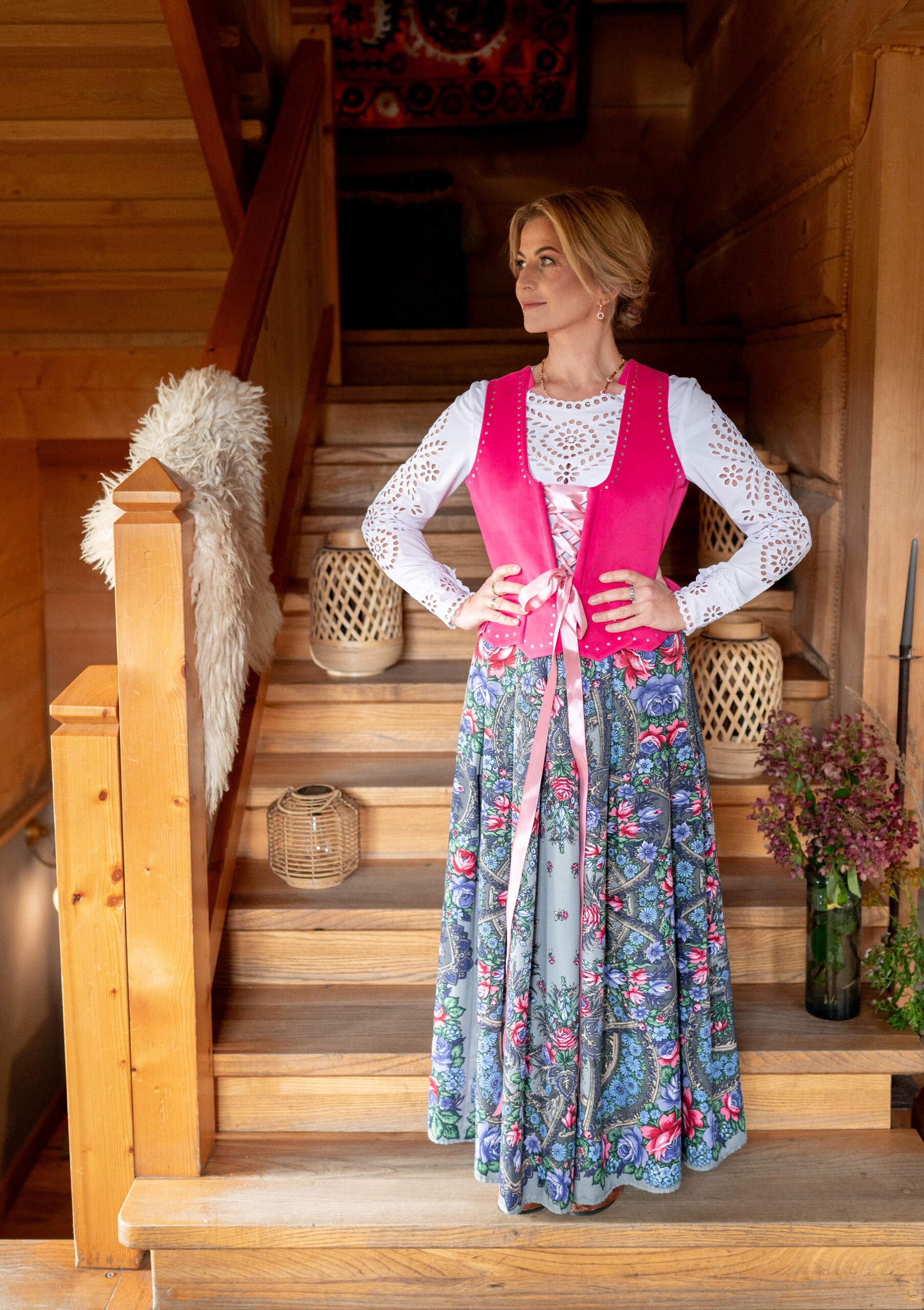 Gorset podhalański welurowy — ciemny róż, zdobiony cyrkoniami