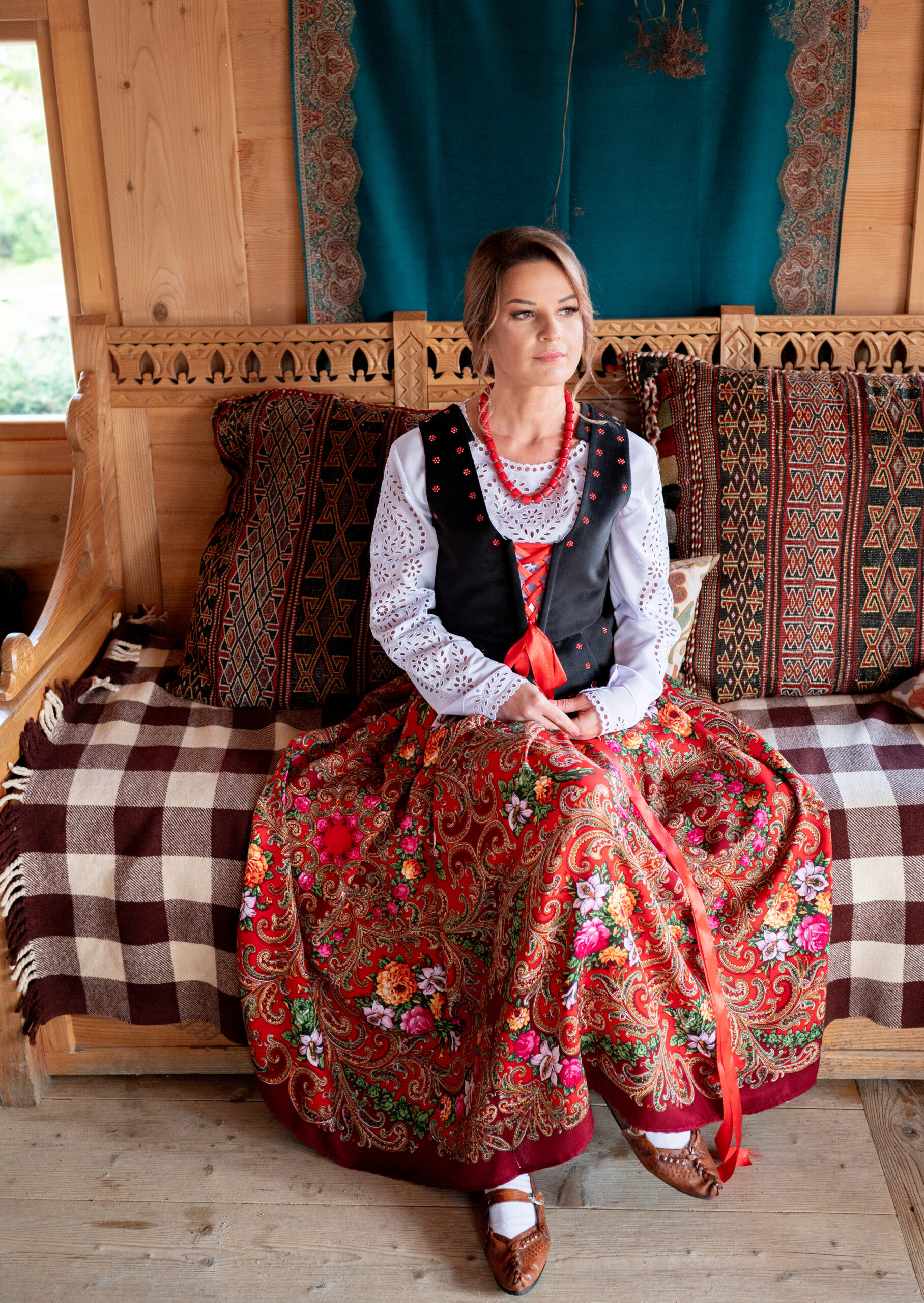 Gorset podhalański welurowy — czarny, zdobiony cyrkoniami