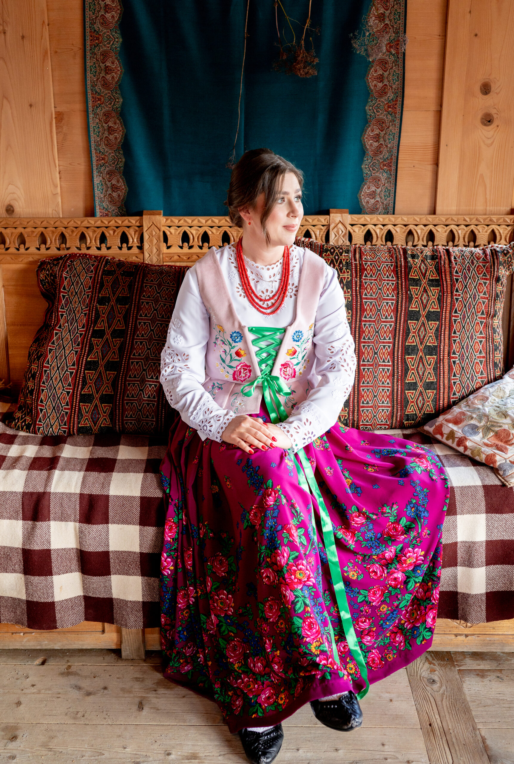 Spódnica folkowa — ciemny fiolet, kwiaty, szyta na zakładki