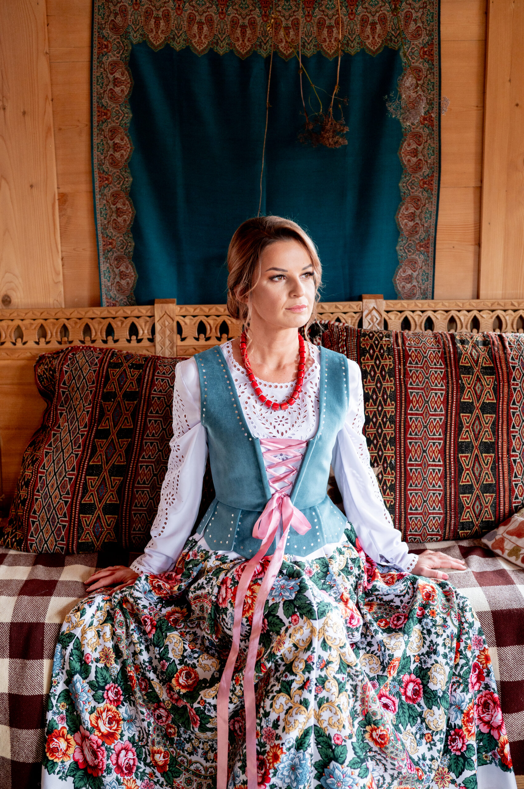 Gorset podhalański welurowy — morski, zdobiony cyrkoniami